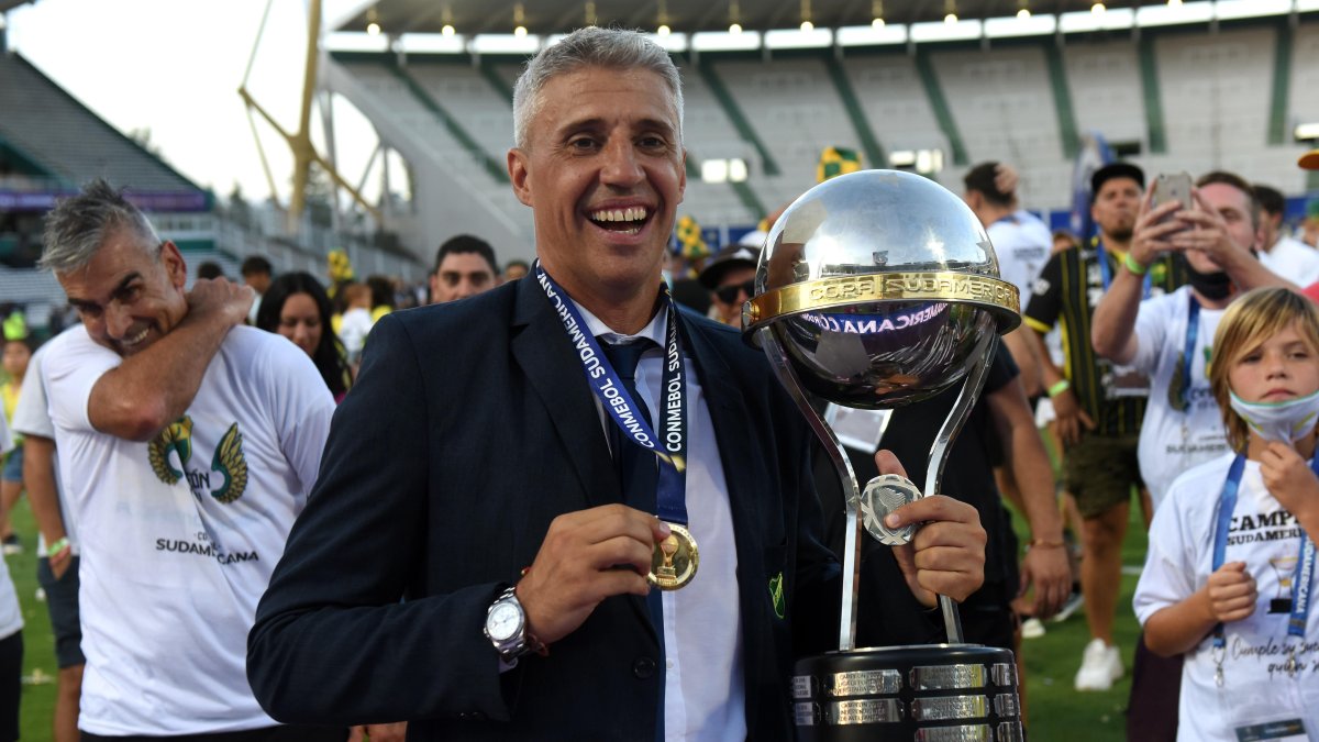 Hernán Crespo, entrenador de Defensa y Justicia, con el trofeo de la Copa Sudamericana.