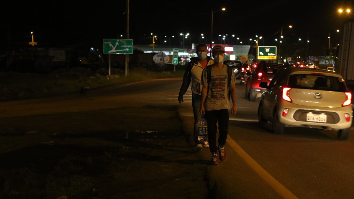 Oscuridad. En el redondel del kilómetro 12,5 frente a Cataluña, hay baches y poca luz. Allí, los camiones estacionados sirven de escondite de los delincuentes.