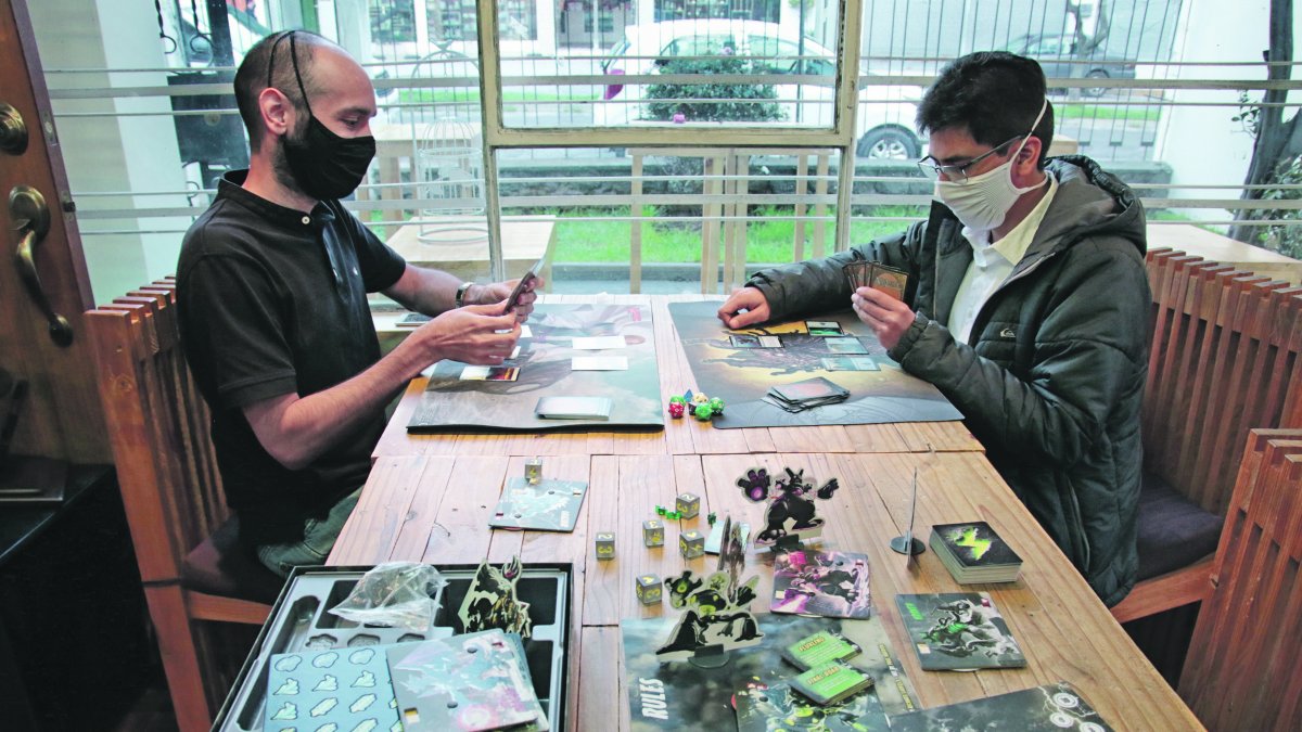 El espacio cuenta con un amplio menú, su carta de juegos y clubs semanales de actividades como ajedrez y bonsai.