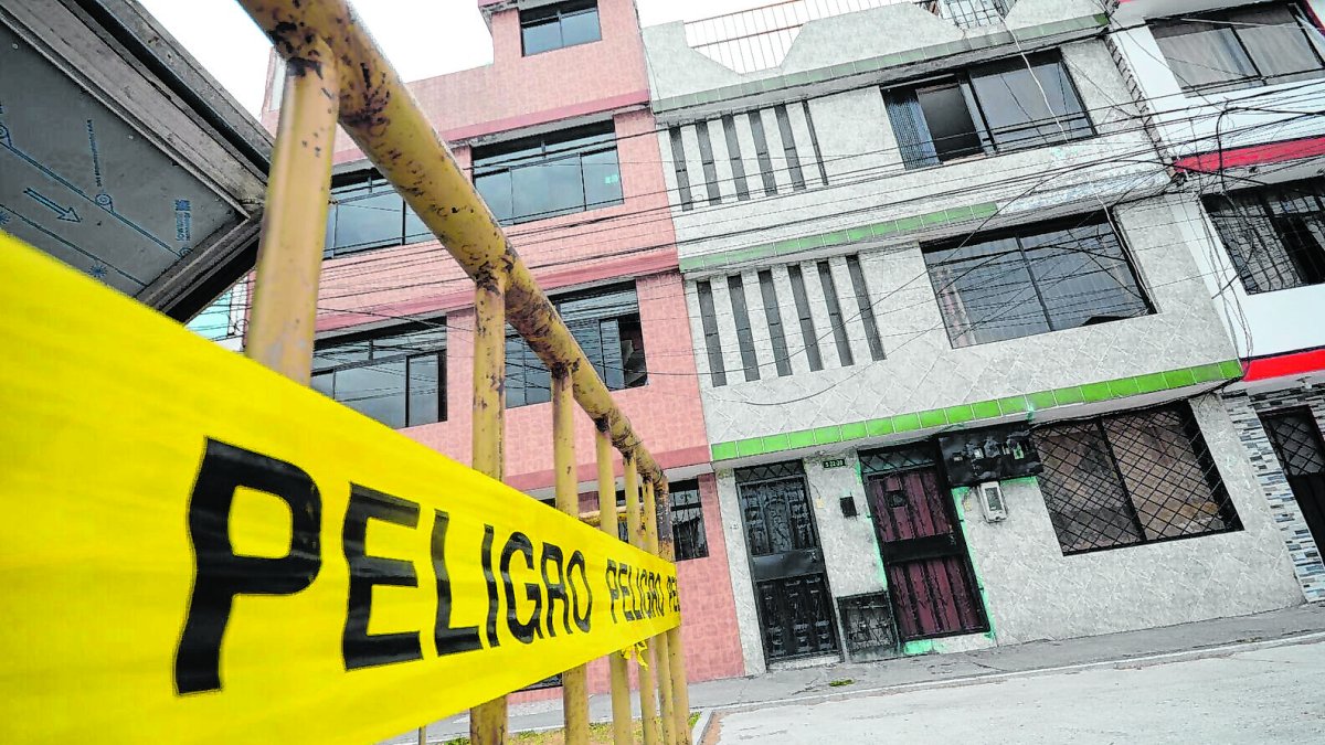 Los daños en las casas de Sonada persisten.  En vista que el cabildo no ha solucionado el problema vecinos han optado por realizar los arreglos por autogestion. Otras están abandonadas.