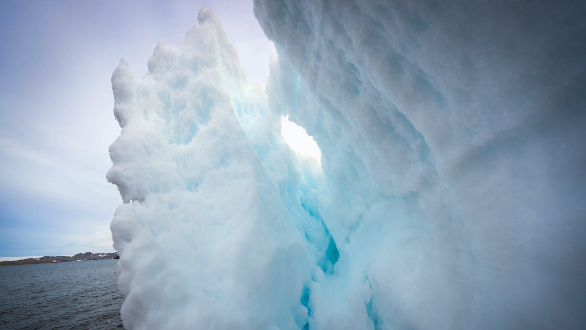 Imagen del glaciar Collins, que rodea la Base Científica Antártica Artigas de Uruguay, ymuestra los efectos del calentamiento global y el deshielo.