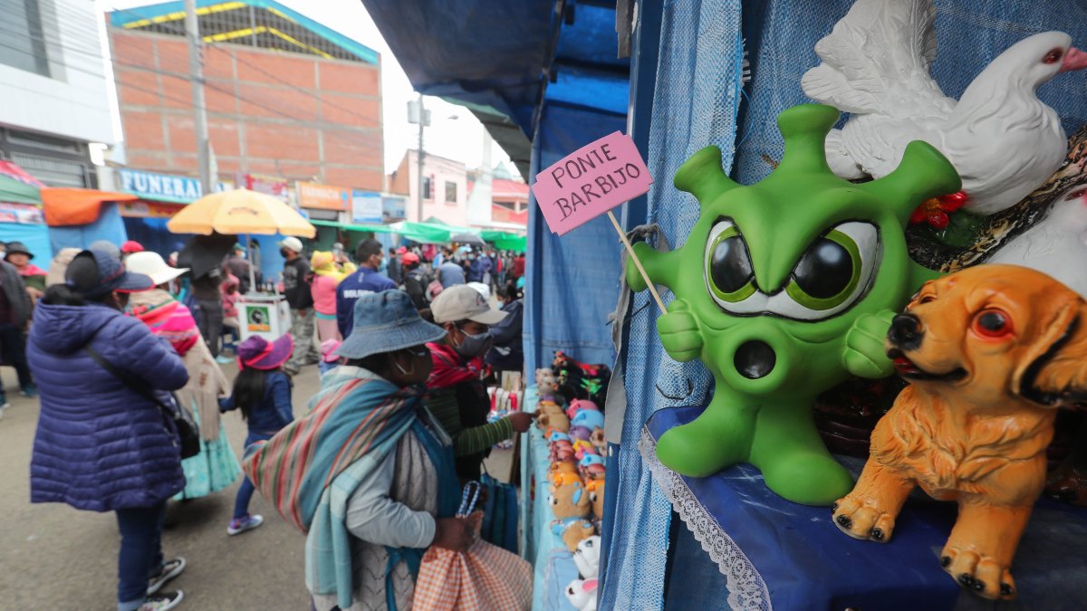 Miniaturas de certificados de salud, tapabocas, pruebas negativas de la covid-19 e incluso alcancías en forma del nuevo coronavirus son parte de la oferta de los creativos artesanos bolivianos para la Alasita, la tradicional feria de la abundancia que no dejó de celebrarse en la ciudad de El Alto pese a la pandemia.