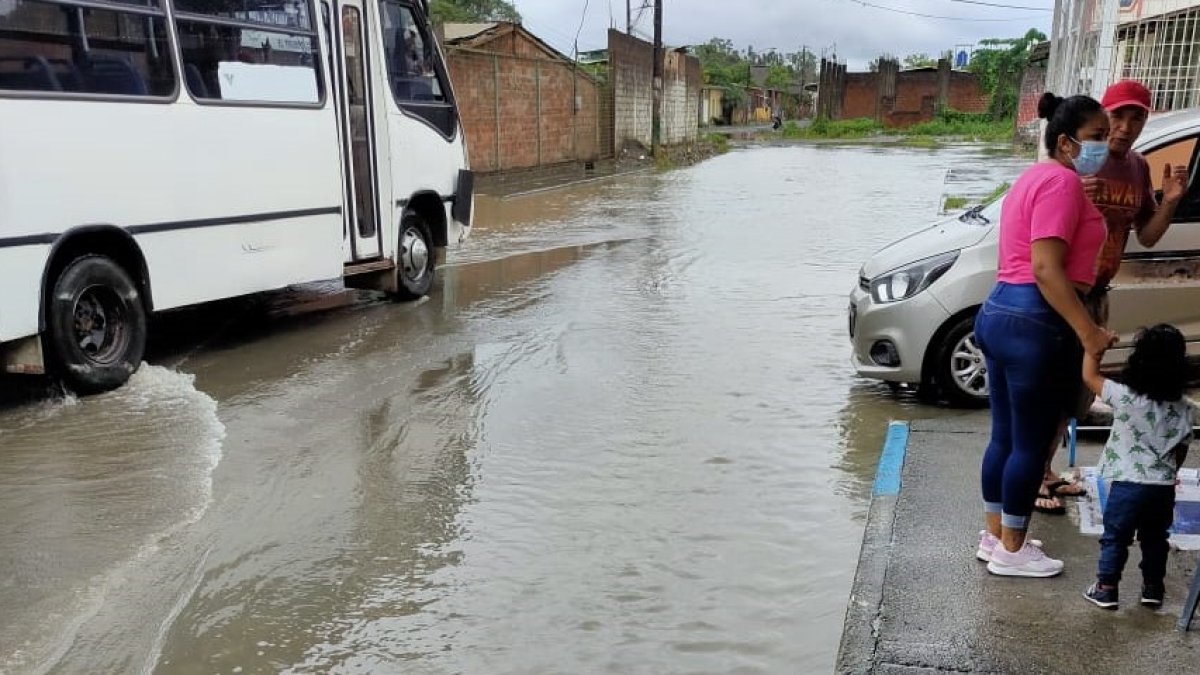 Las familias no salieron de casa puesto que decenas de calles quedaron bajo el agua.