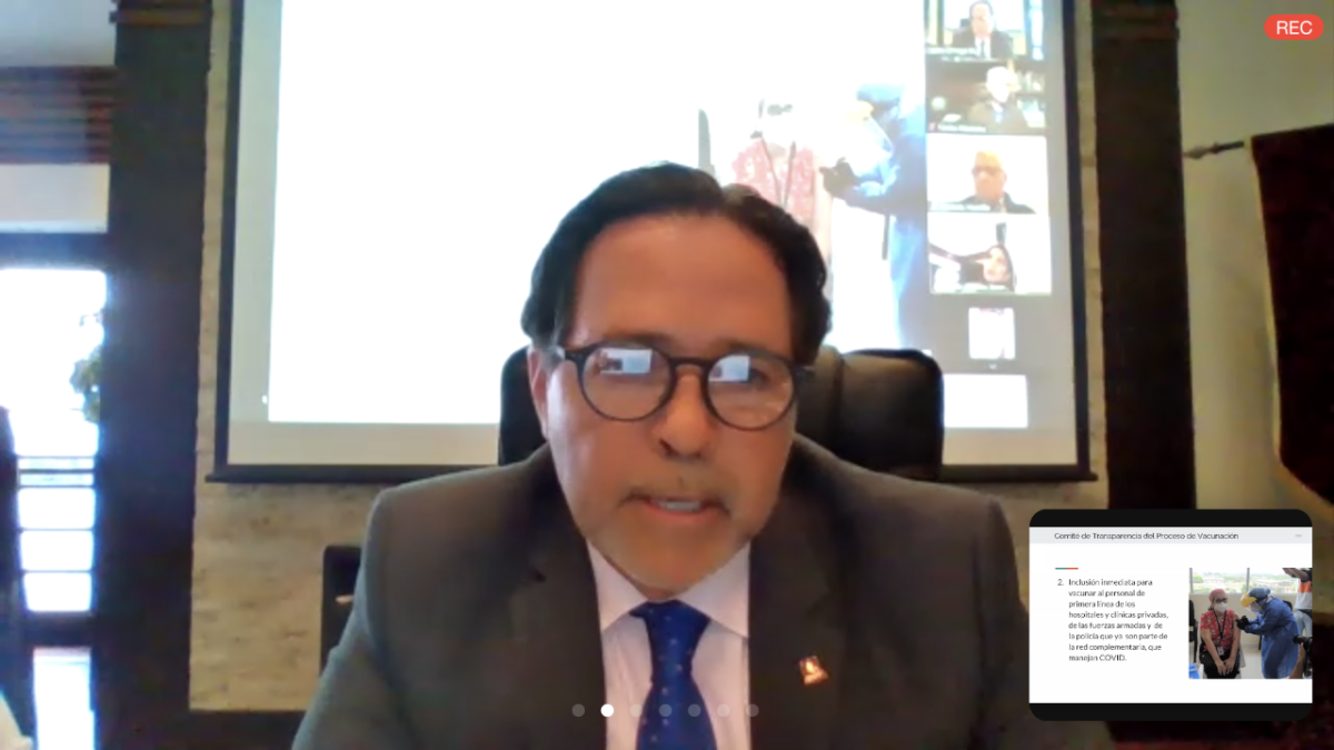 Carlos Ortega, uno de los integrantes del Comité de Transparencia, en rueda de prensa.