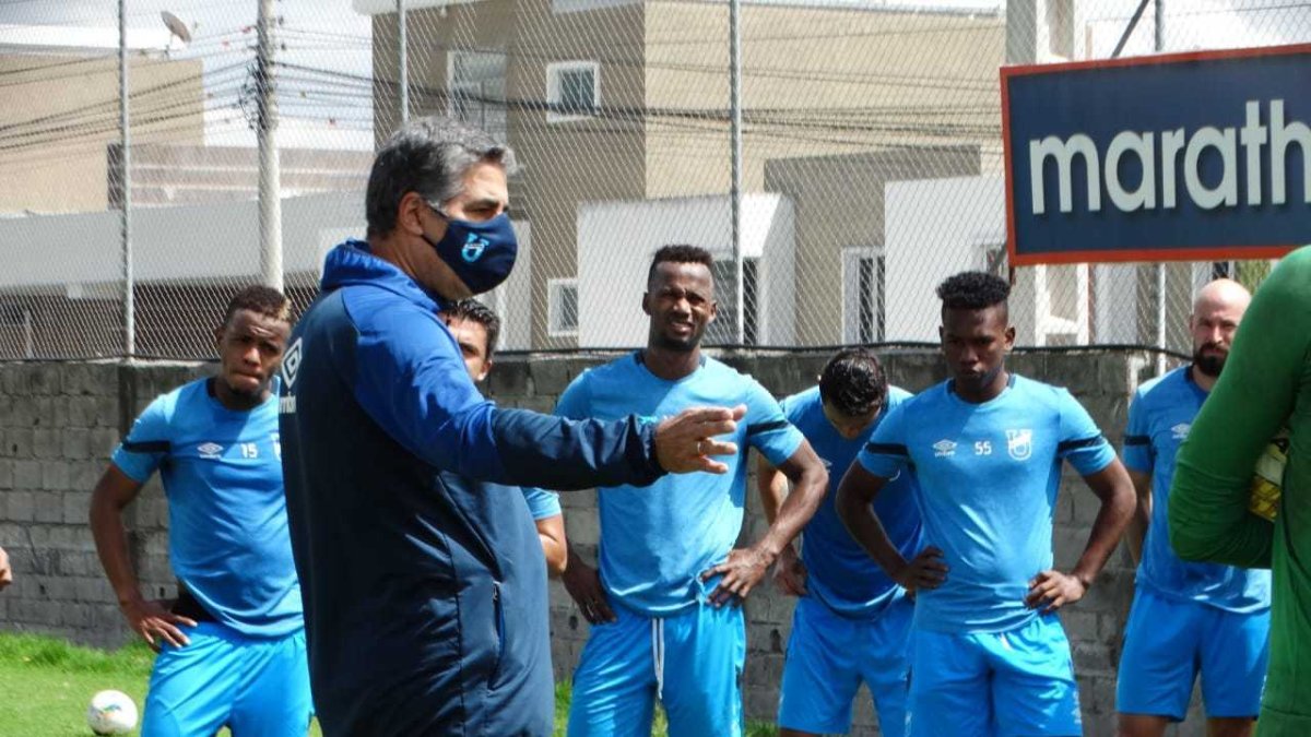 El técnico colombiano, Santiago Escobar, deberá encarar el primer partido de la Fase 1 de la Libertadores.
