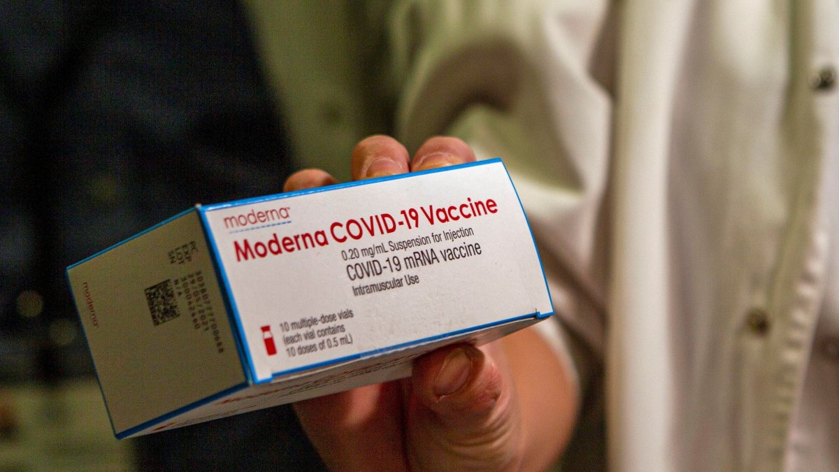 Vista una dosis de la vacuna de la farmacéutica Moderna.