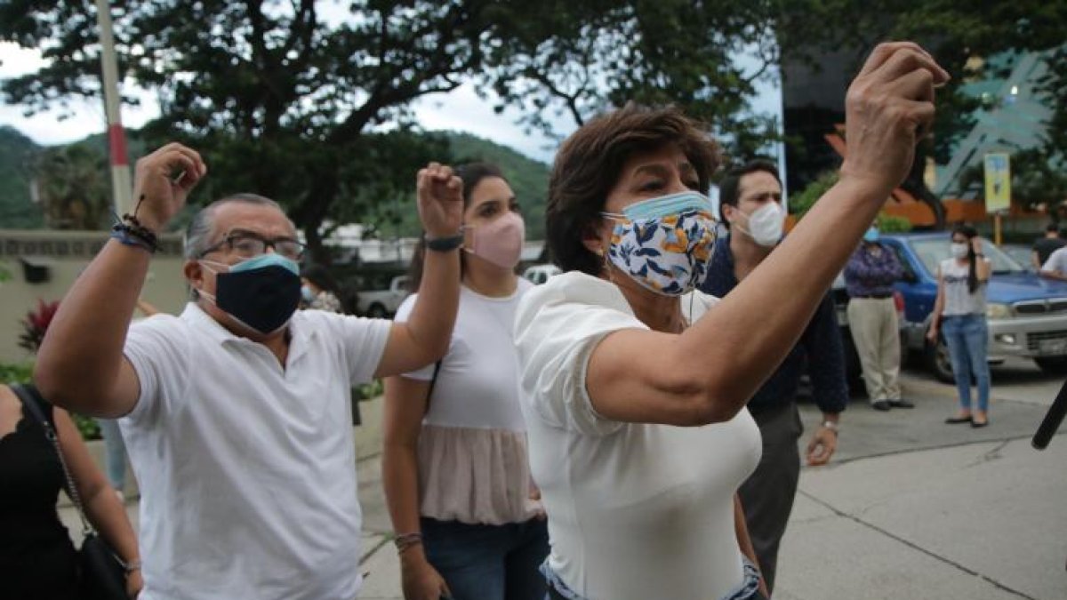 Hecho. Familiares de Roberto Malta estaban a la expectativa del término de la audiencia. Piden que Kenny Andradre comparezca ante la justicia.