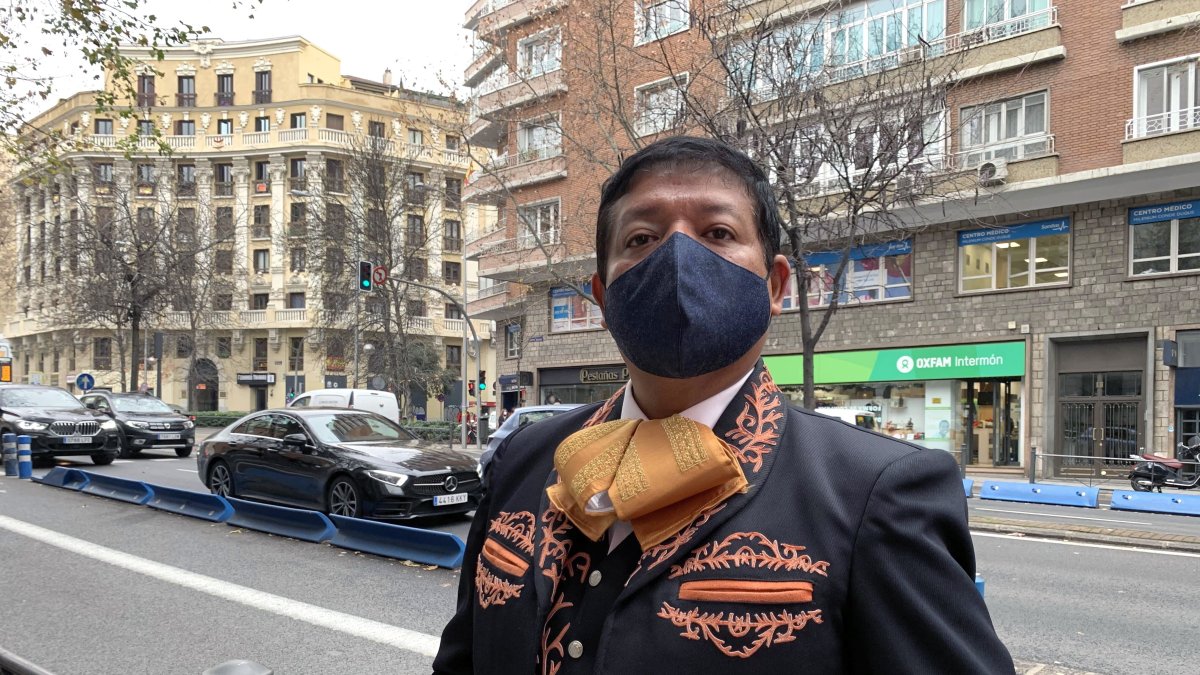 Imagen del 21 de diciembre de 2020 del mariachi Roberto Godoy en Madrid. Tocaban en restaurantes y fiestas, llevaban serenatas e incluso viajaban por España con sus grandes sombreros y llamativos trajes para amenizar eventos.
