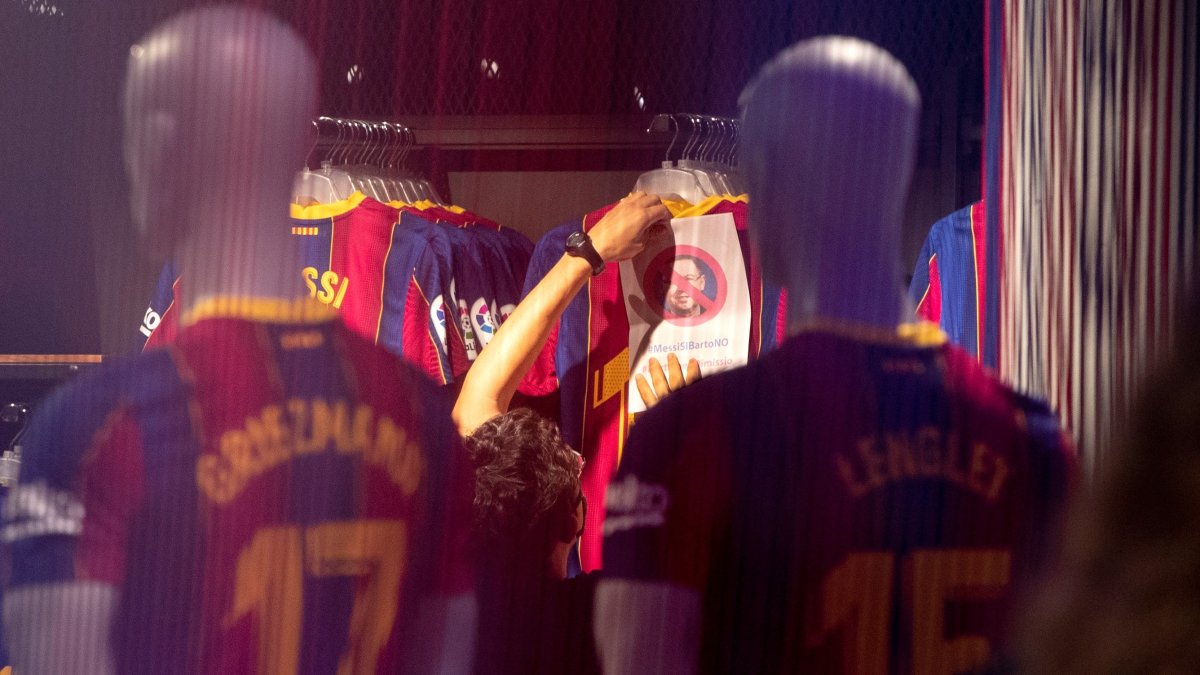 Los 20 clubes económicamente más poderosos del fútbol mundial perderán entre la pasada temporada 2019-20 y la presente 2020-21 unos 2.000 millones de euros en ingresos por el impacto de la pandemia de la COVID-19, según el estudio anual 'Football Money League' que elabora la consultora Deloitte.