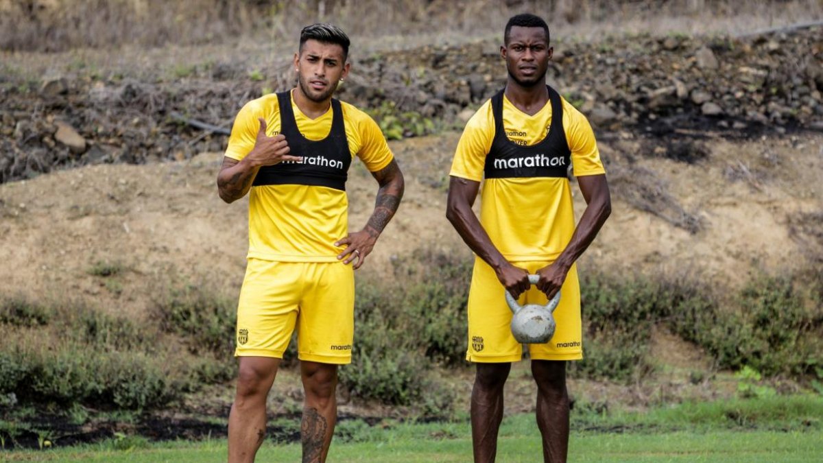 Leonel Quiñónez (d), refuerzo de Barcelona, junto a Sergio López, otra de las contrataciones del Ídolo.