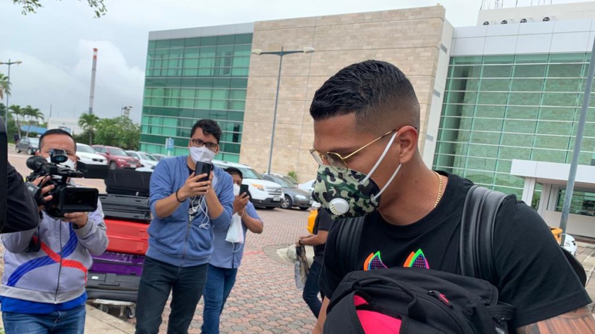 Fernando León, nuevo zaguero central de Barcelona, durante su llegada a Guayaquil.