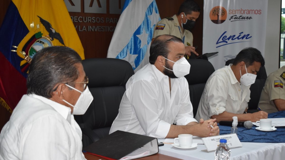 El ministro de Gobierno, Patricio Pazmiño; y el gobernador del Guayas, Luis Chonillo, durante la mesa de seguridad provincial.