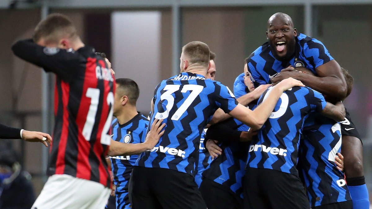 Los jugadores del Inter de Milan festejan el gol de tiro libre anotado por Eriksen a los 97 minutos.