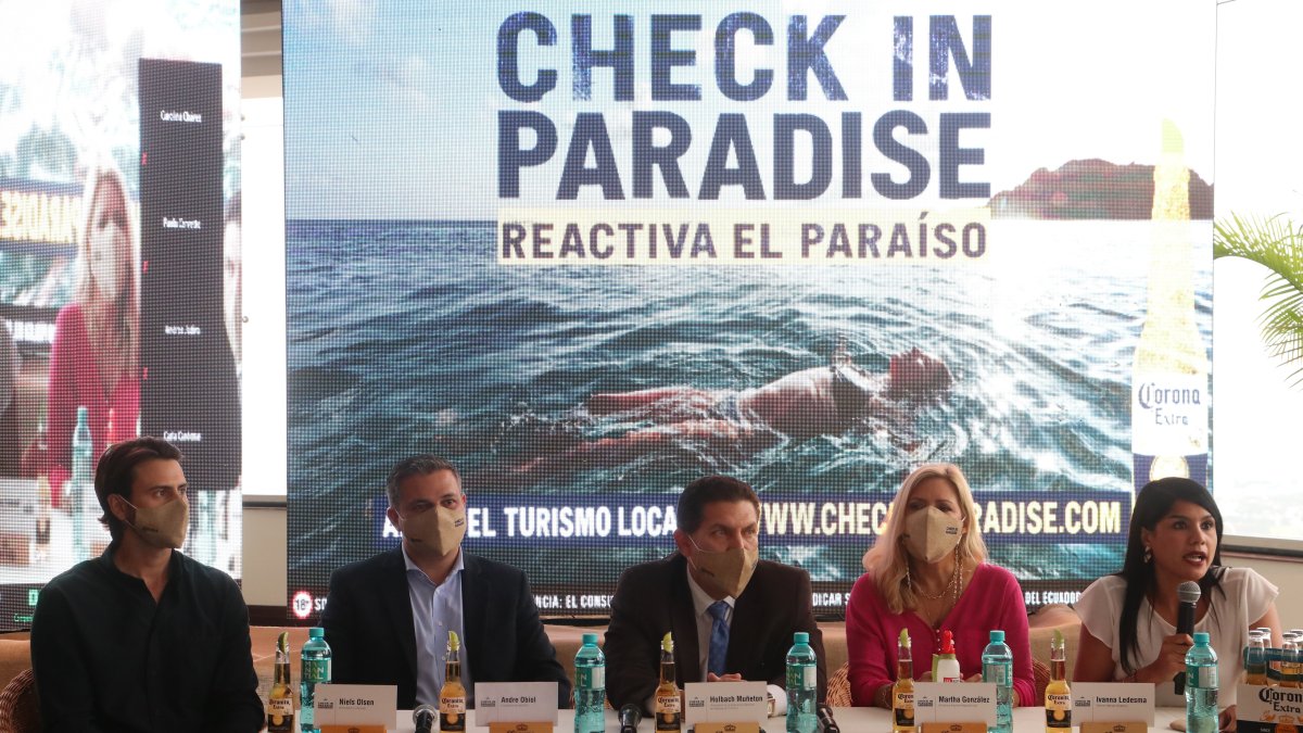 Presentación. Representantes del sector privado, hotelero y turístico durante la presentación de la campaña.