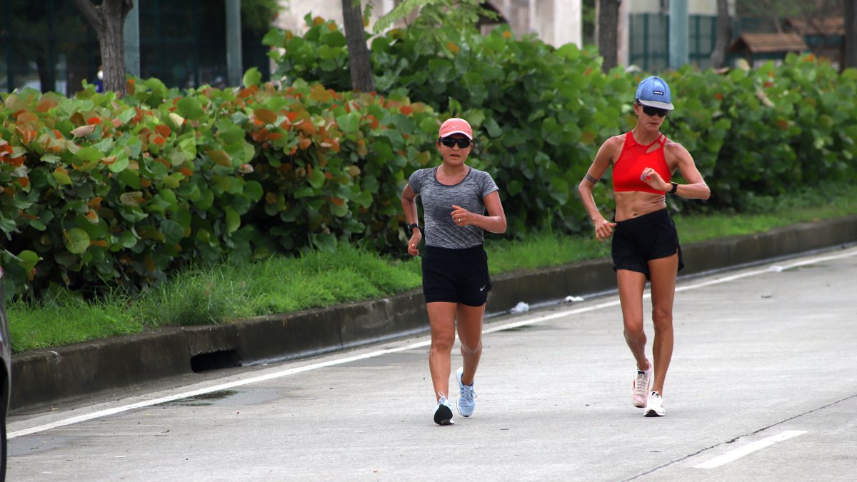 Guayaquil. Morejón y Erica Rocha de Sena marchan en el parque Samanes.