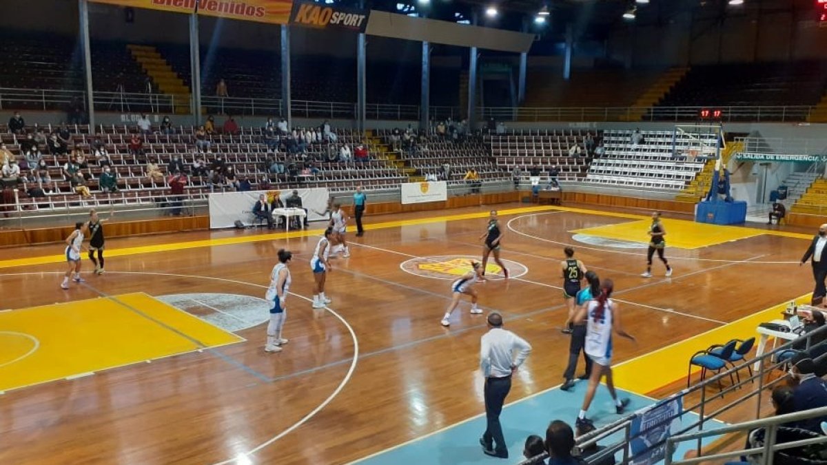 El partido del sábado pasado fuese suspendido en el coliseo Julio César Hidalgo de Quito.