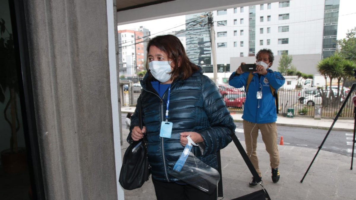 Defensa. Gina Gómez de la Torre defiende a la exasambleísta de Loja Nélez.