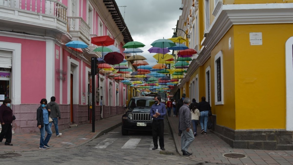 Recorridos. La calle de los paraguas es un sitio para visitar en estos tiempos, en Guaranda.
