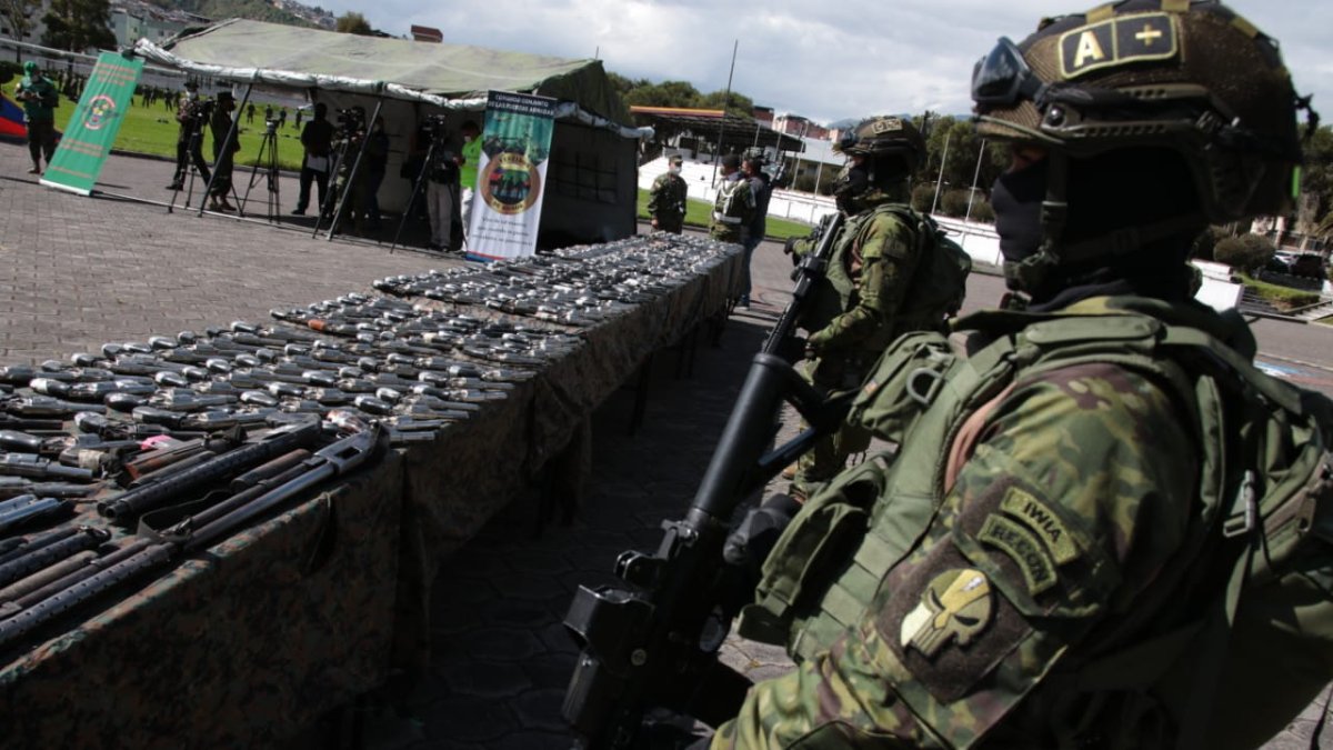 Resultados. En el cuartel Epiclachima, en el sur de Quito, se presentó el arsenal recopilado en la campaña de entrega de armas.