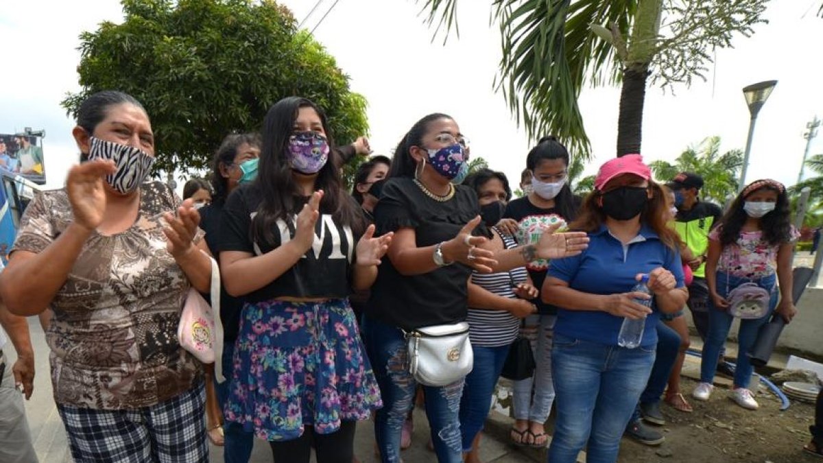 Admiradores de Efraín Ruales en los exteriores de la morgue.
