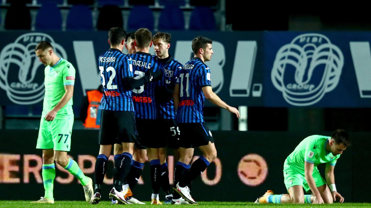 Los jugadores del Atalanta festejan ante el lamento de los jugadores de la Lazio.