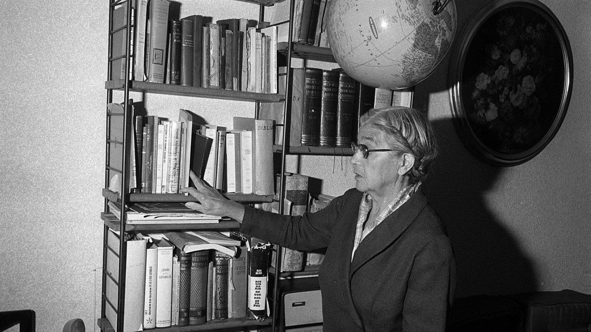 La lexicógrafa  María Moliner en su despacho en Madrid en 1972.