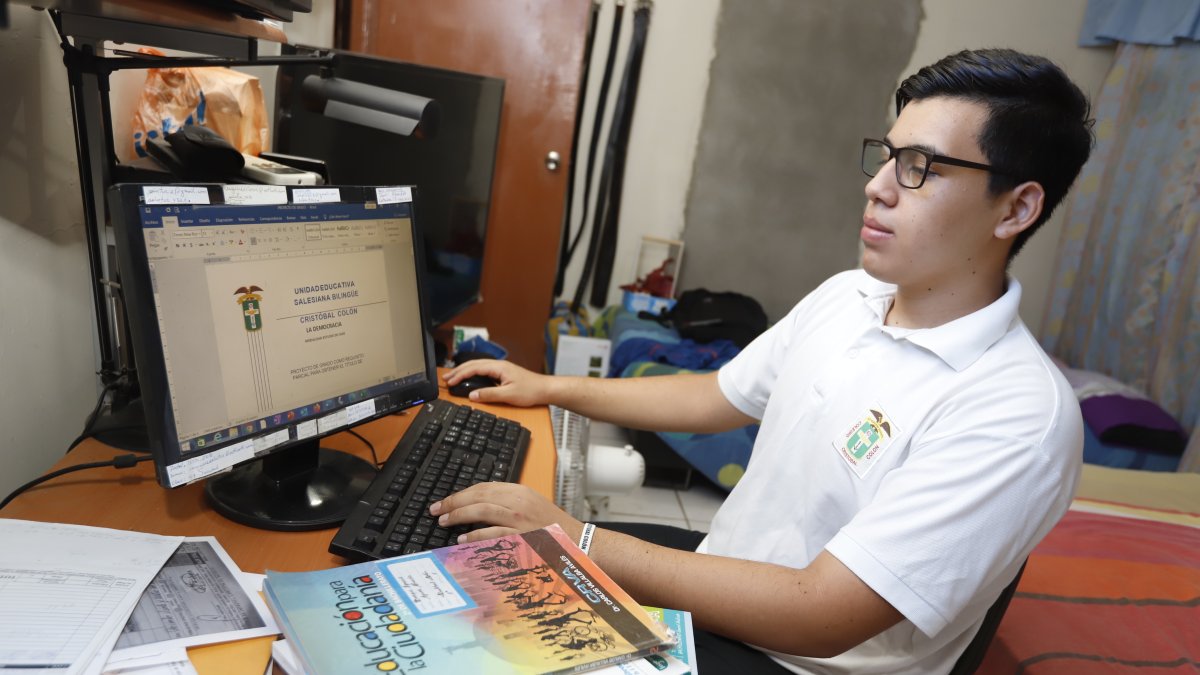 ‘La democracia’ es el trabajo que está desarrollando Enrique Aguirre Almeida, estudiante de la Unidad Educativa Cristóbal Colón.