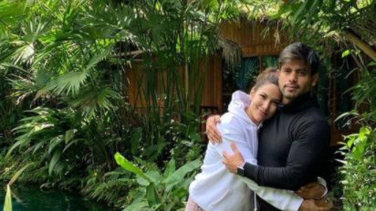 En la foto, Alejandra Jaramillo junto a Efraín Ruales.