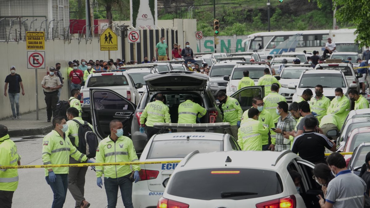 La policía desplegó a decenas de agentes y peritos de unidades especiales para recabar informacion y dar con el paradero de los asesinos.