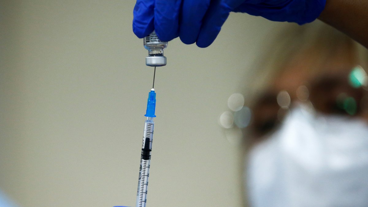 Personal sanitario prepara una dosis de la vacuna contra la covid-19.