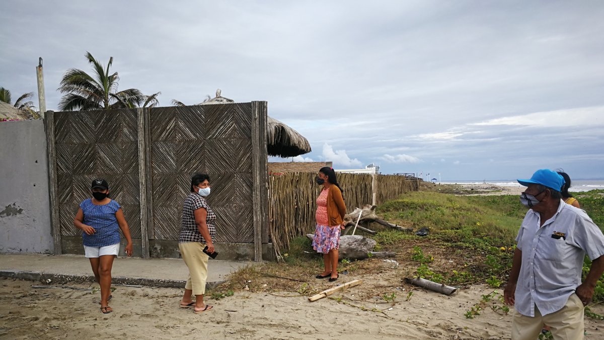 Entorno. Paredes de caña o de concreto han sido levantadas sobre la arena y en tramos de la vía que son consideradas áreas protegidas, pues están cerca de los sitios donde anidan las tortugas.