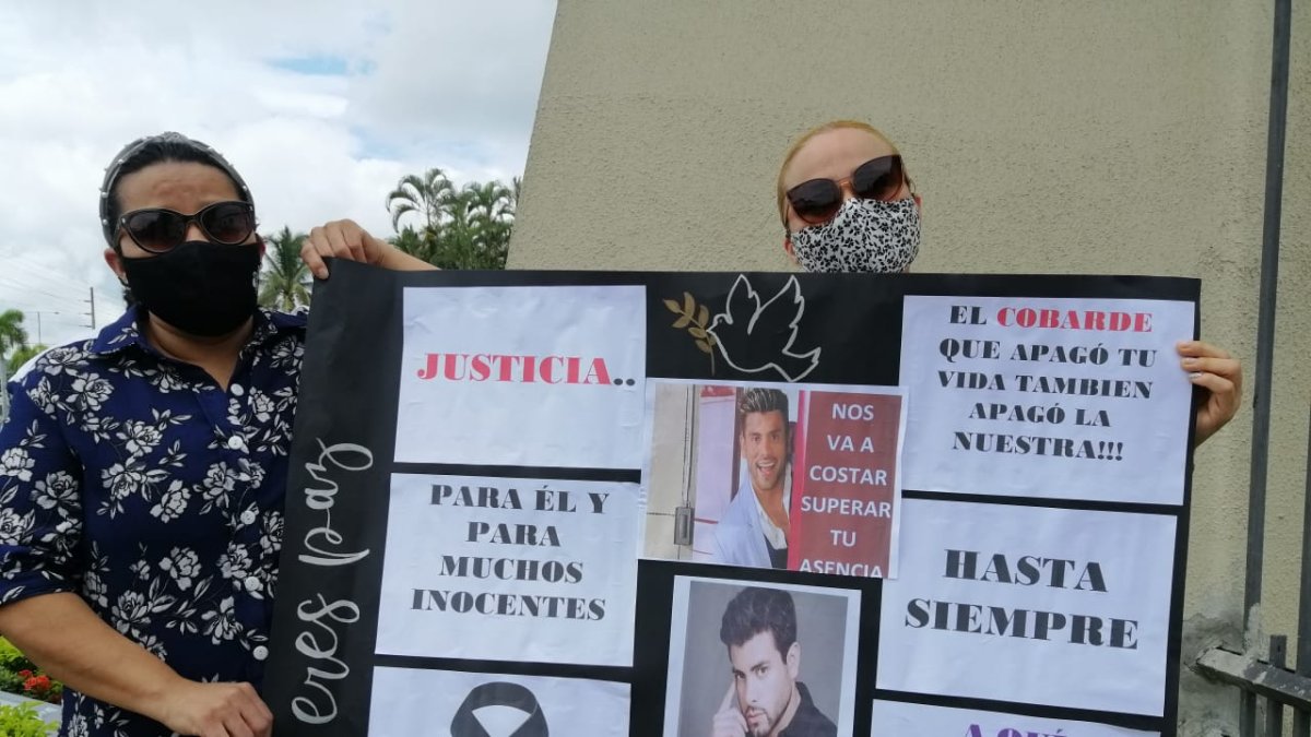 Seguidores del presentador, en las afueras del Cementerio Parque de de la Paz, pidiendo justicia.