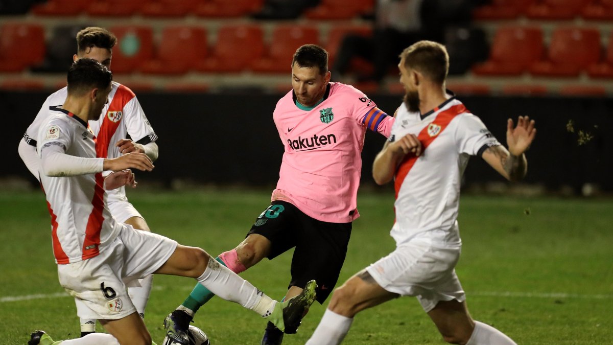 Lionel Messi (c) sigue paseando su clase por las canchas.