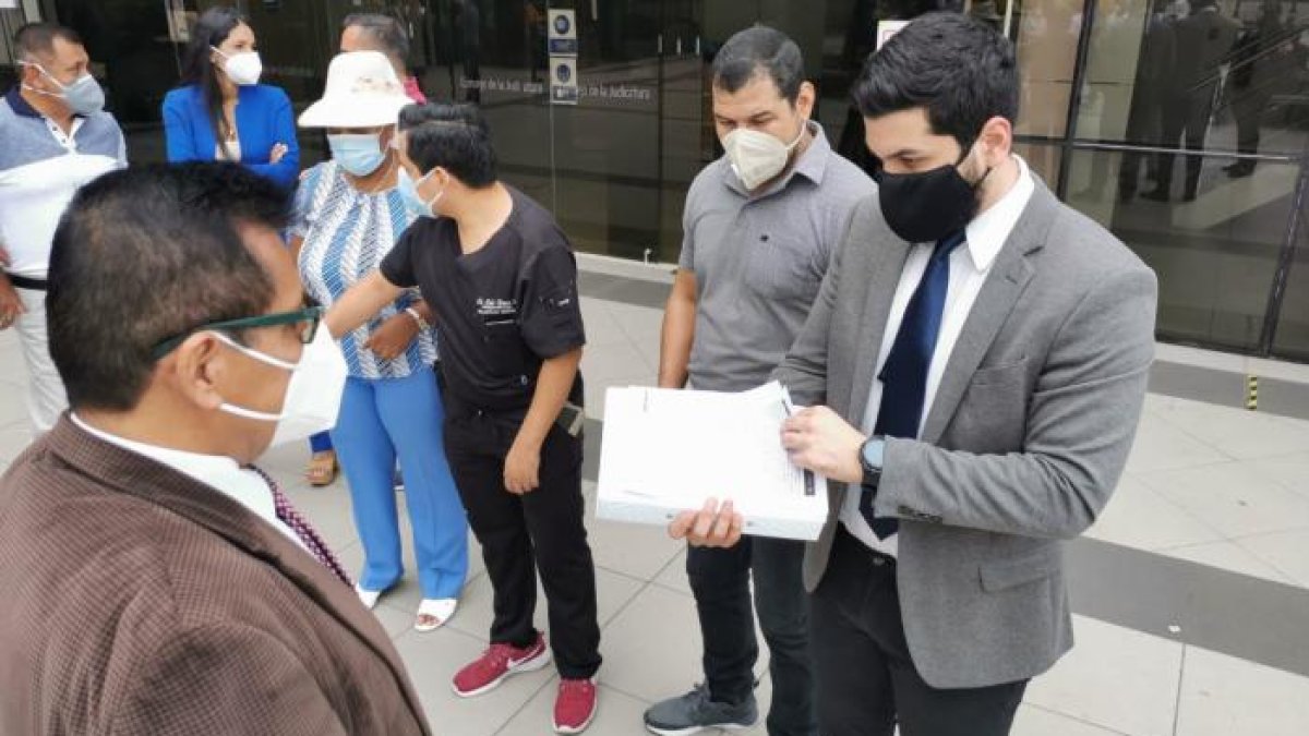 En noviembre de 2020, un grupo de aspirantes a plazas de profesores en la Universidad de Guayaquil, pidió la reactivación del proceso, que había suspendido por una orden judicial.