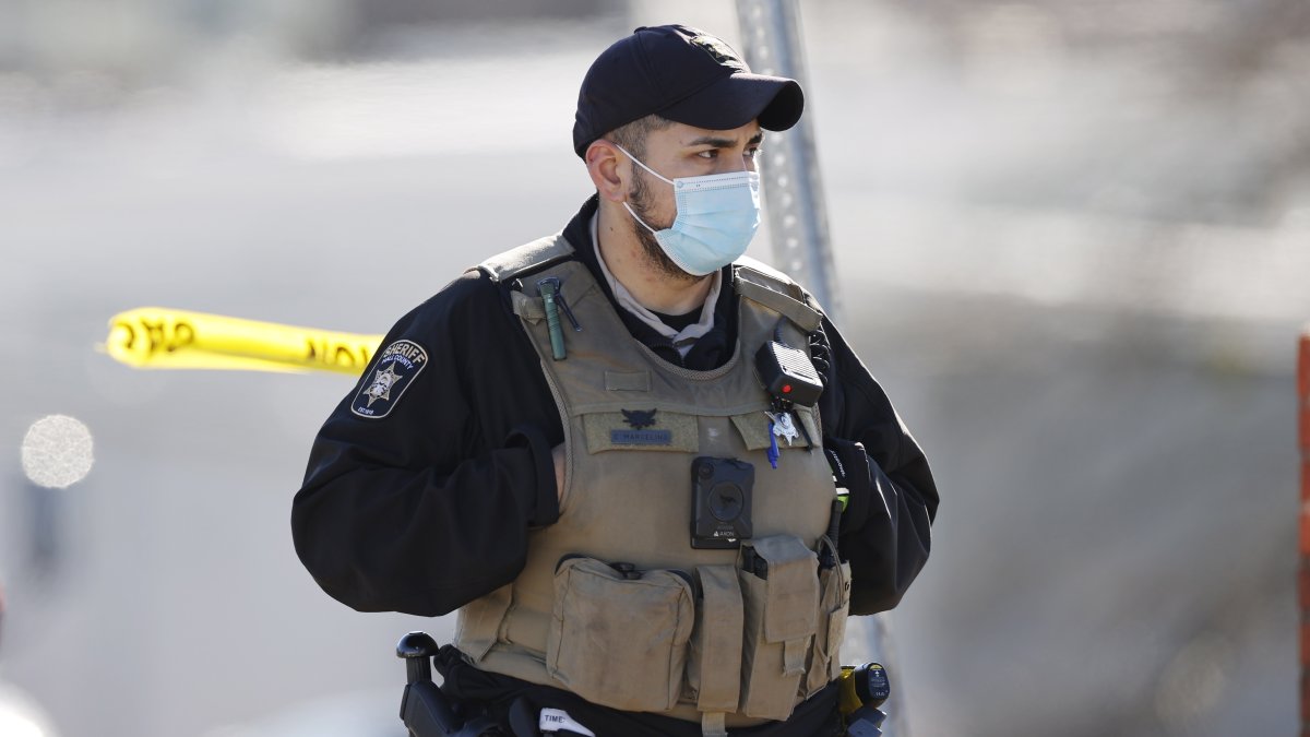 Policías en las afueras de la fábrica de comida después del escape de nitrógeno.