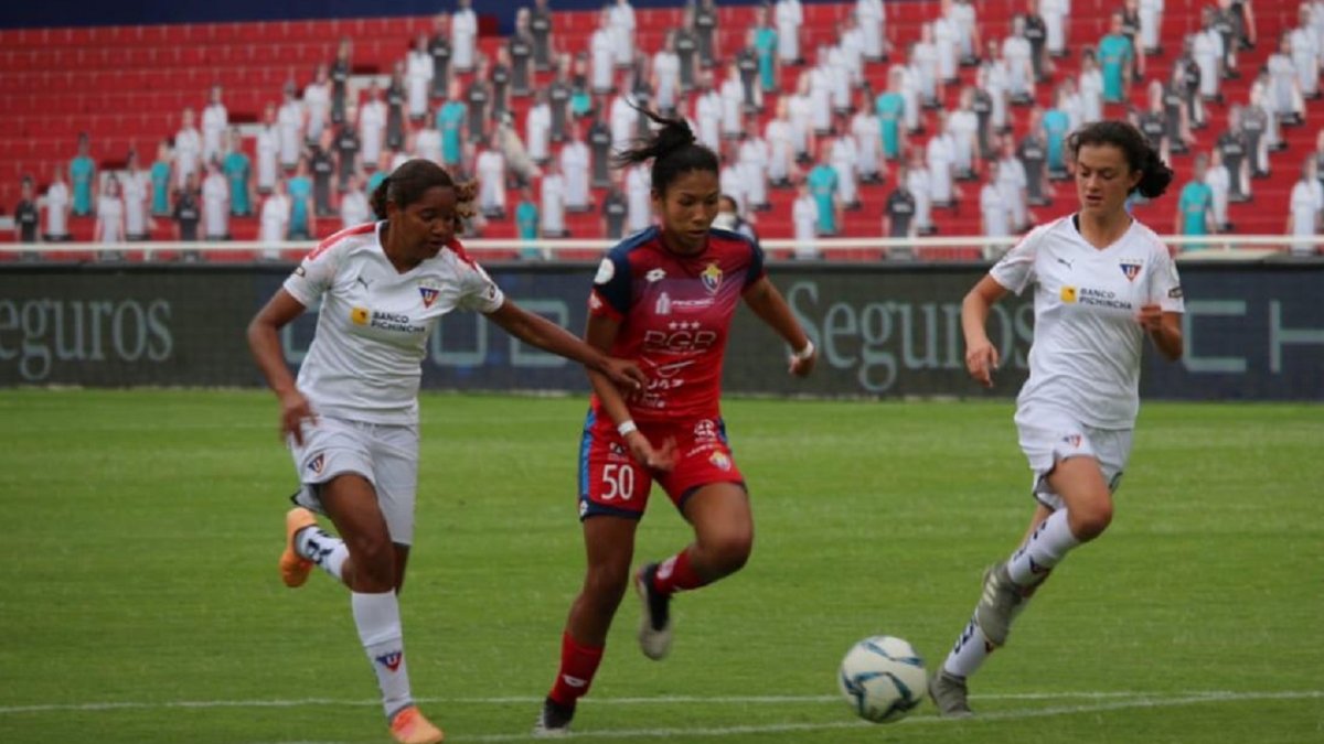 El fútbol femenino busca consolidarse en nuestro país.