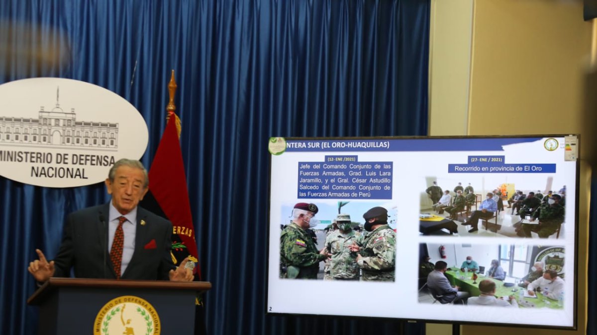 Acciones. El ministro Oswaldo Jarrín explicó las acciones de las FF. AA.