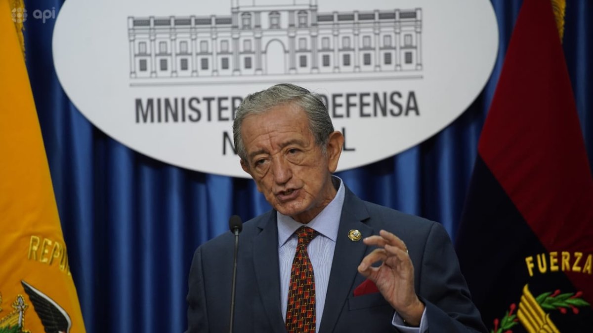 El ministro de Defensa de Ecuador, Oswaldo Jarrín, durante una rueda de prensa en el ministerio de Defensa.