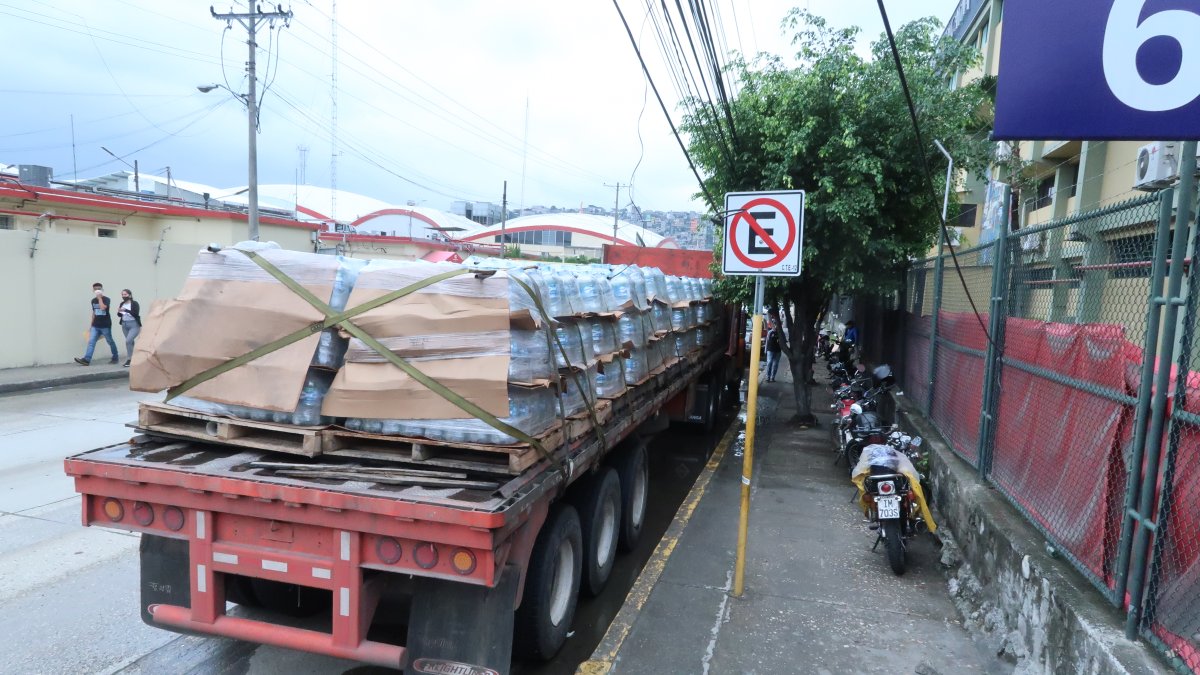 Avenida Guillermo Cubillos. Este es el panorama que se percibe a diario. El problema se intensifica cuando vehículos como el de la foto intentan ingresar a las fábricas del sector.
