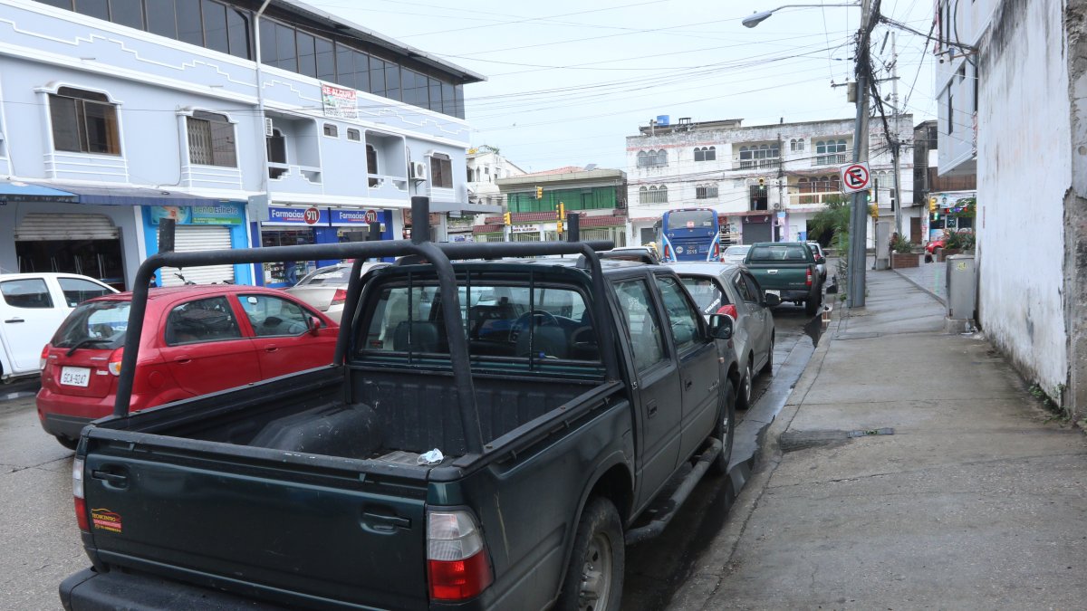 Álamos Norte. EXPRESO ha publicado sobre el caos vehicular en el Primer Pasaje 10 N-0 en ocasiones anteriores, y la ayuda no ha llegado, denuncia la comunidad.