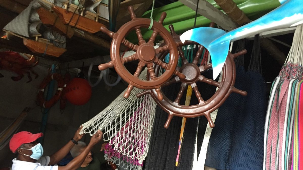 Exhibición. Duquerman Cuero muestra una de las atarrayas y cadenas a uno de sus clientes