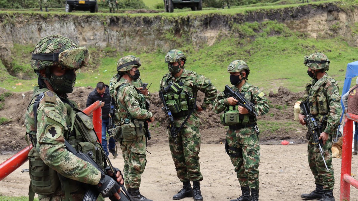 Soldados de Ecuador y Colombia realizan hoy una operación conjunta para evitar el tránsito migratorio por pasos ilegales.