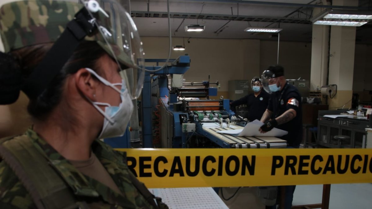 Integrantes de las Fuerzas Armadas custodian los diferentes procesos de impresión, traslado y elaboración de los paquetes electorales.