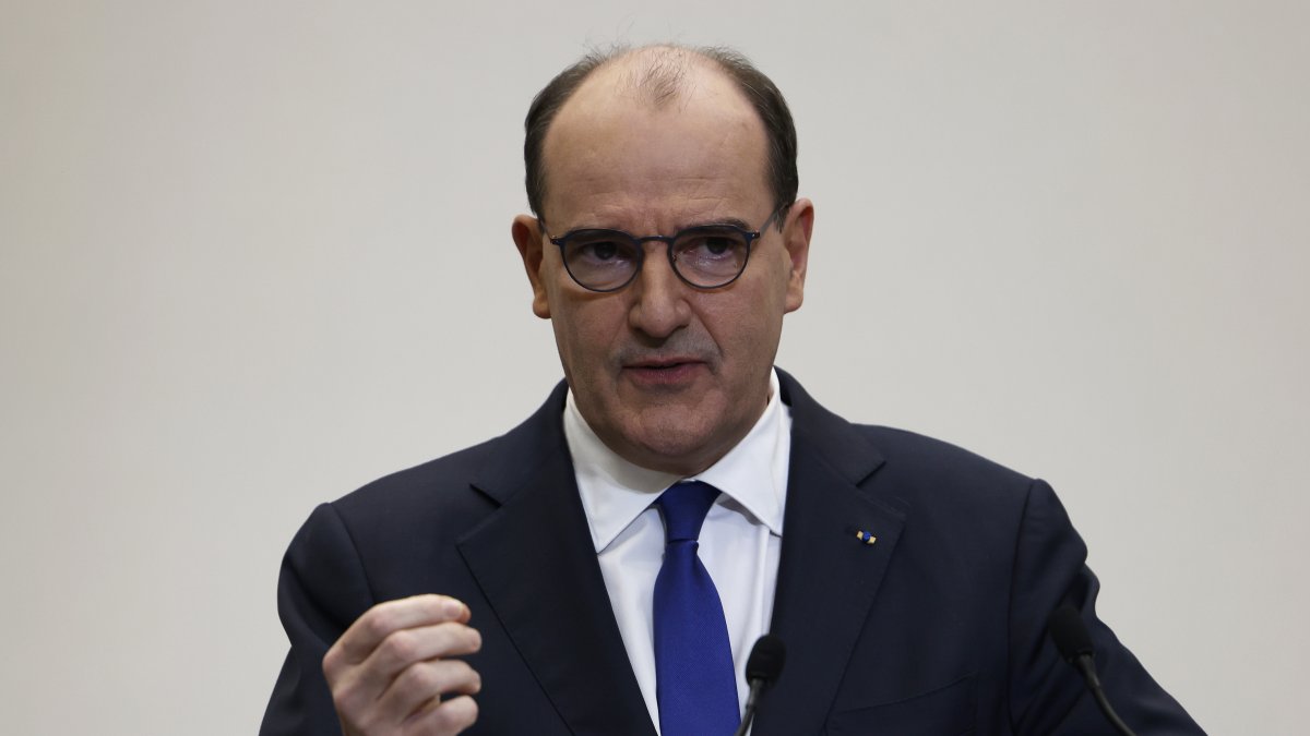 Francia limitará más drásticamente las entradas al país por la covid.