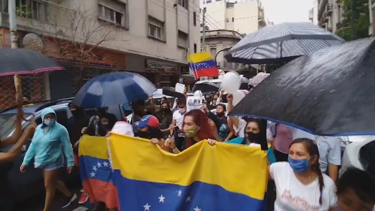 Según ella misma relató a la prensa, había comenzado a sentirse mareada después de beber un vaso de agua que su jefe, Humberto Garzón.