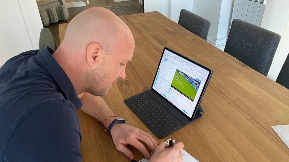 Aunque no dirigió ni un entrenamiento, Jordi Cruyff también representó un egreso para la federación.