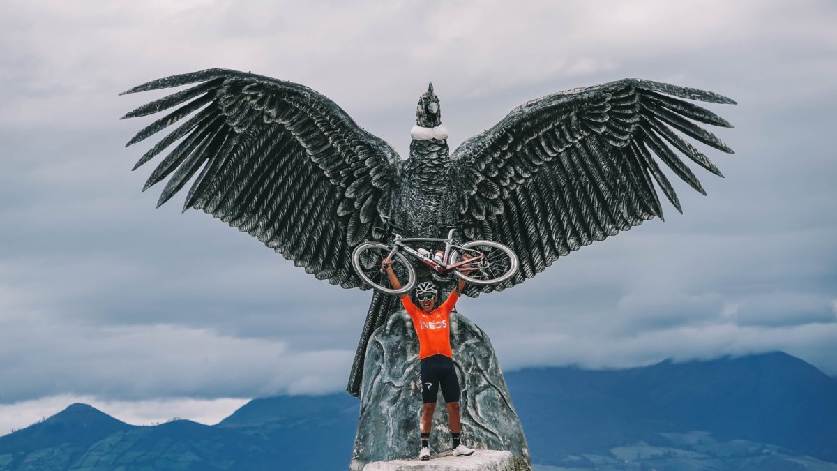 Richie se subió al monumento del Cóndor en Mira, en Carchi.