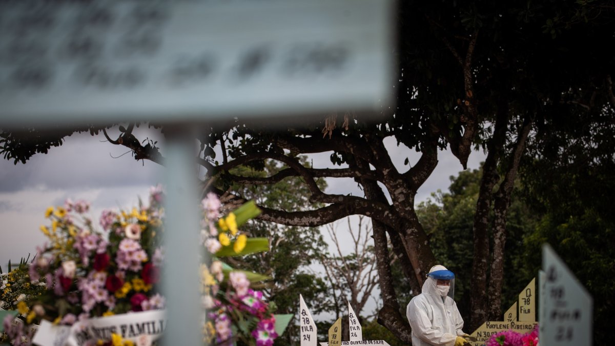 Brasil, uno de los países del mundo más castigados por la pandemia, registraba hasta este viernes 222.666 fallecidos por coronavirus, con 1.119 nuevos decesos reportados en el último día.
