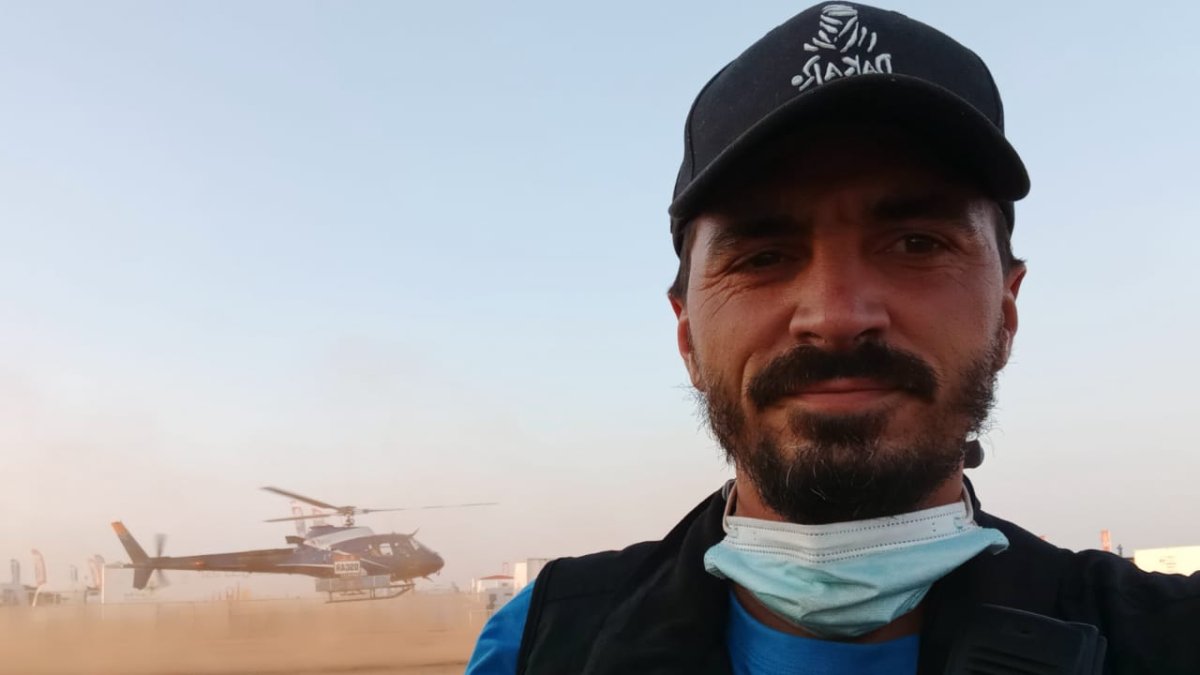 El franco-ecuatoriano en una de las maniobras que el comanda, durante el aterriaje de uno de los 14 helicópteros que trabajan para el Dakar.