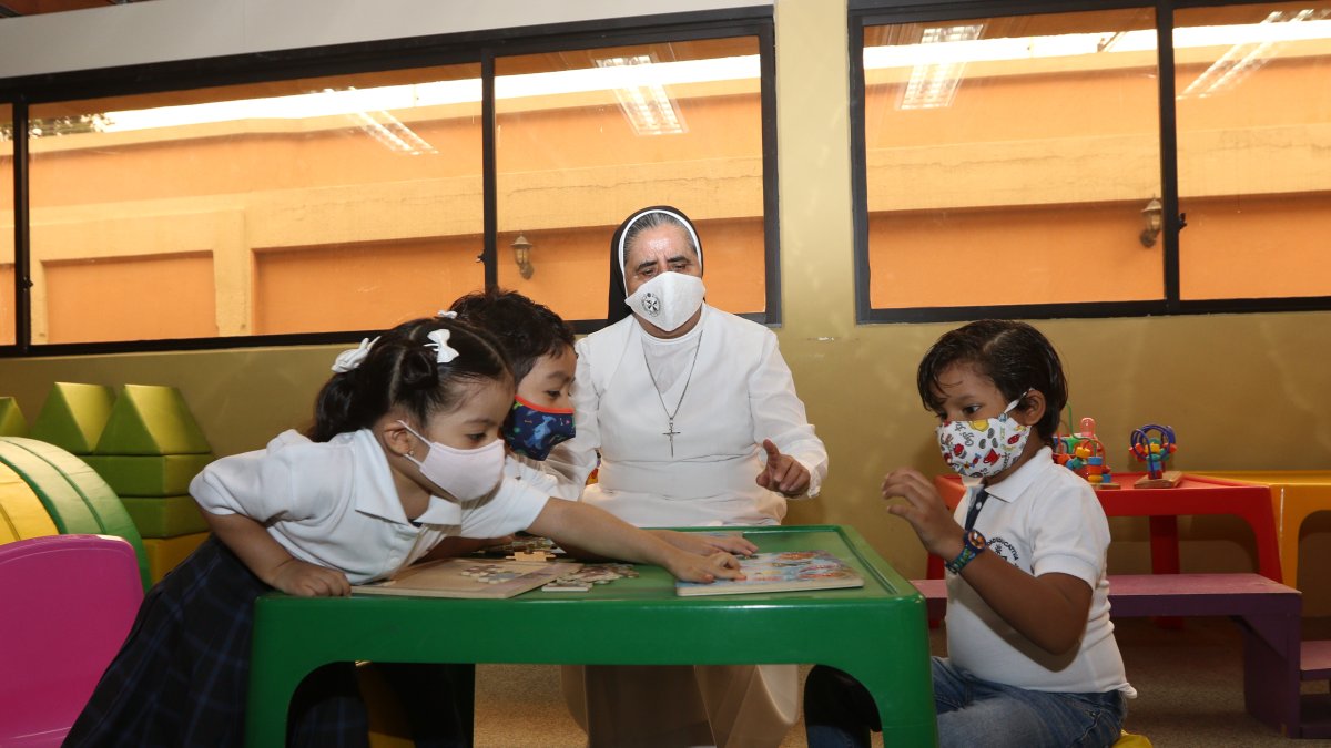 La rectora del Santo Domingo de Guzmán, Martha Vásquez, comparte con varios niños inscritos que empezarán clases el próximo año lectivo.